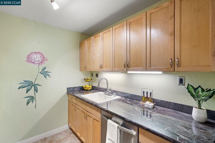 Property Photo:  2704 Oak Road 80  CA 94597 