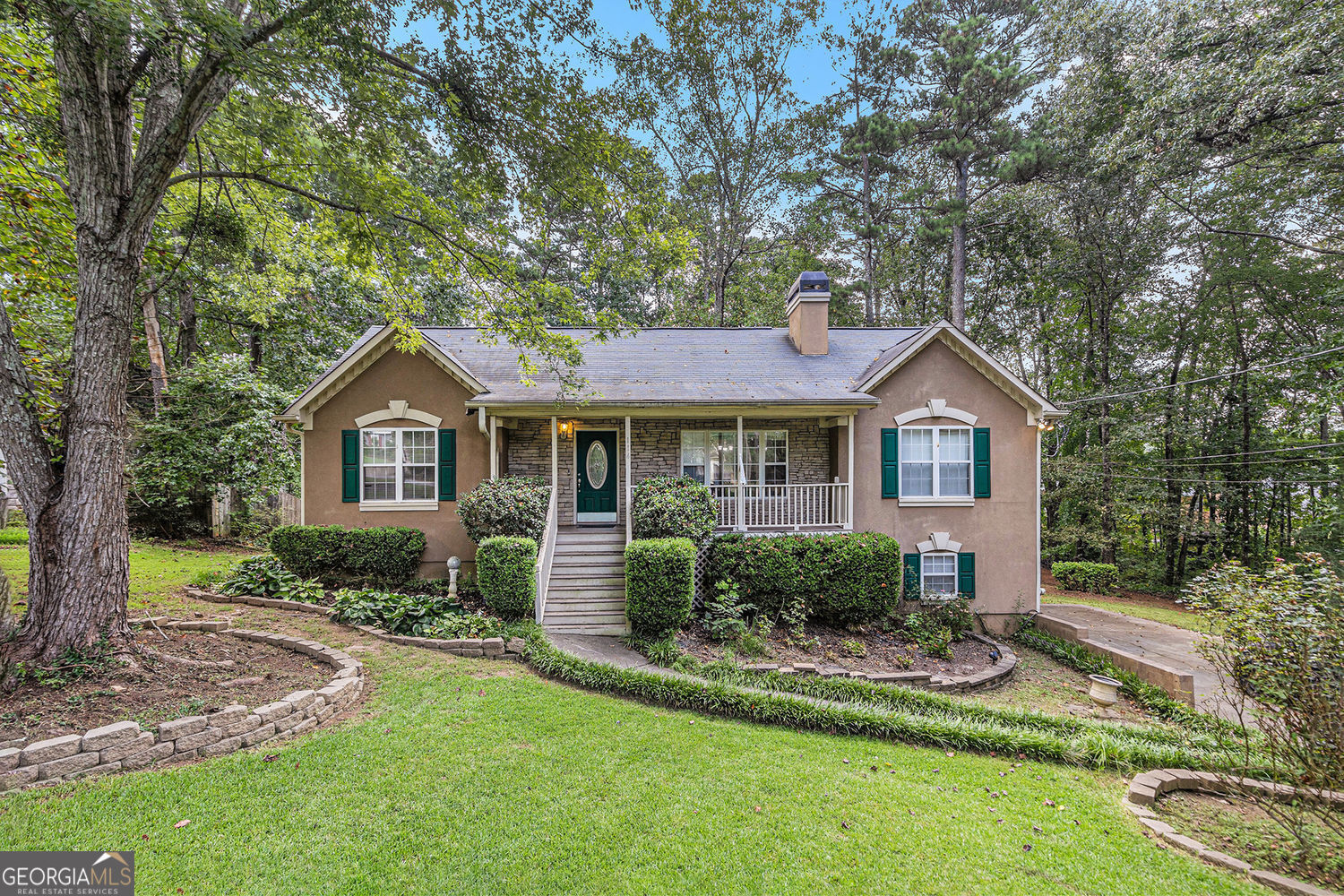 Property Photo: 114 Clay Court GA 30180