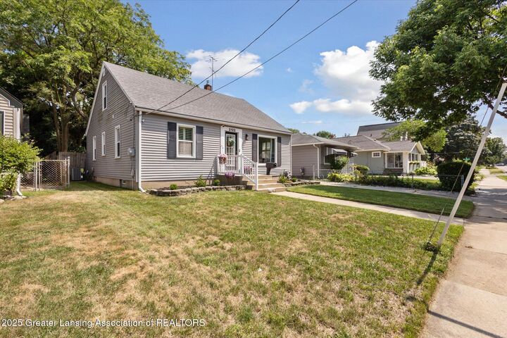 Property Photo:  2122 SE Eastern Avenue  MI 49507 