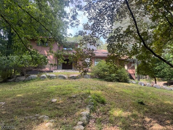 Property Photo:  724 Tall Oaks Ct  NJ 07417 