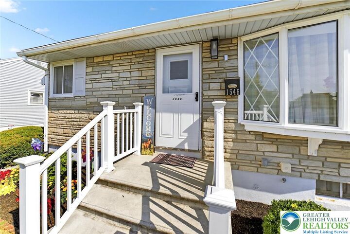 Property Photo:  1546 Eastwood Drive  PA 18018 