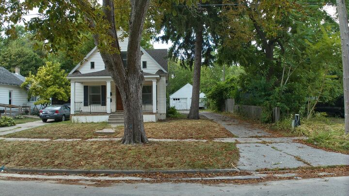 Property Photo:  814 Ash Street  MI 48602 