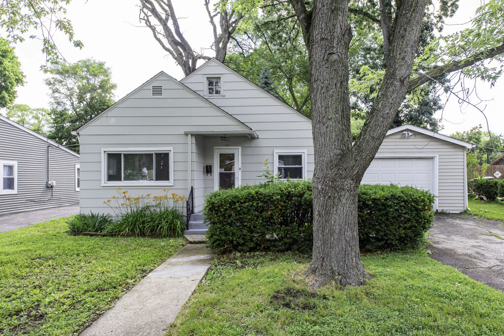 Property Photo: 221 Kenwood Drive IL 60073
