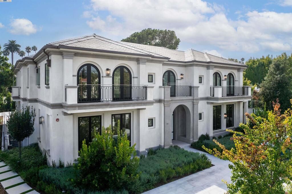 Property Photo:  701 N Camden Dr  CA 90210 