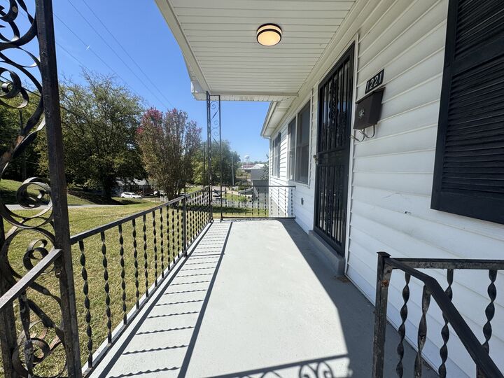 Property Photo: 1220 Vine St TN 37040