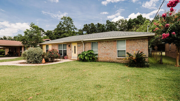 Property Photo:  1007 Woodbury Place  FL 32533 