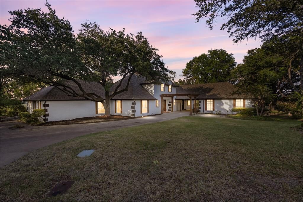 Property Photo:  200 Green River Trail  TX 76103 