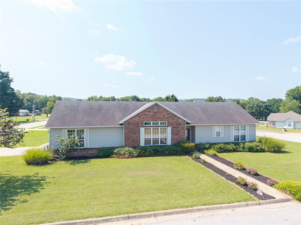 Property Photo: 1552 S Tally Ho Drive AR 72701