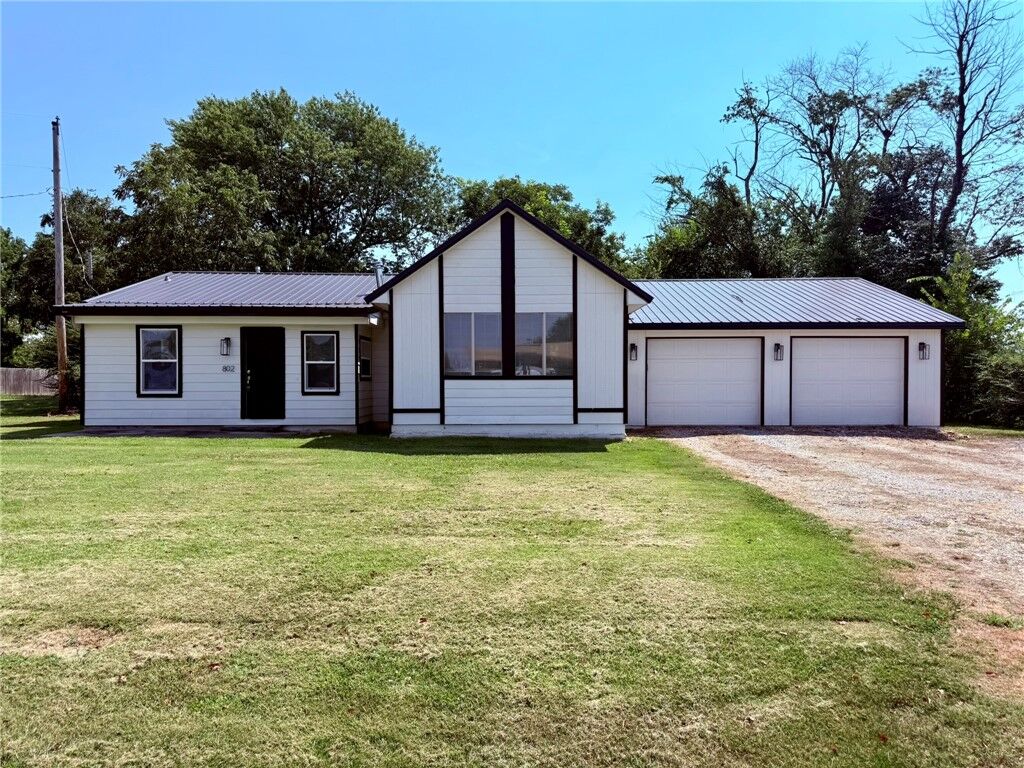 Property Photo:  802 SE 2nd Avenue  AR 72736 