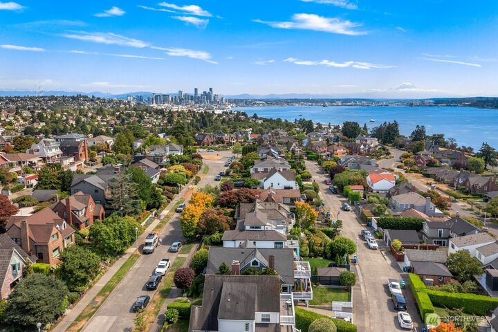 Property Photo:  2359  Rosemont Place W  WA 98199 