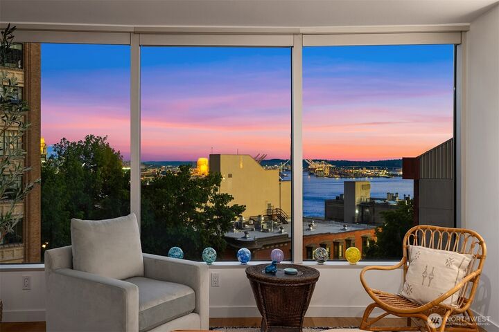 Property Photo:  2000  1st Avenue 803  WA 98121 