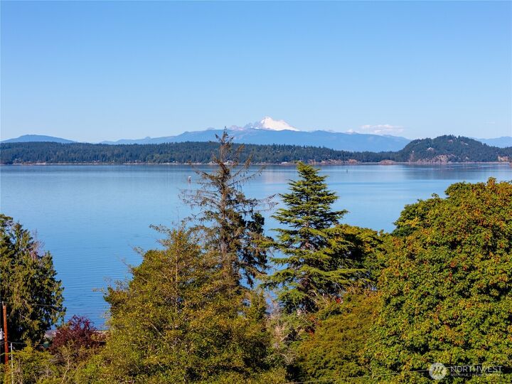 Property Photo:  4 E Maplewood Loop  WA 98277 