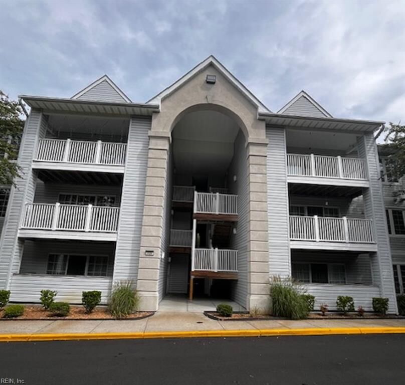 Property Photo:  920 Charnell Dr 300  VA 23451 