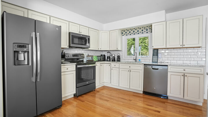 Property Photo:  6 Holly Lane  CT 06804 