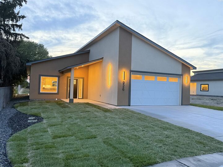 Property Photo:  926 N 26th Ave  WA 99301 