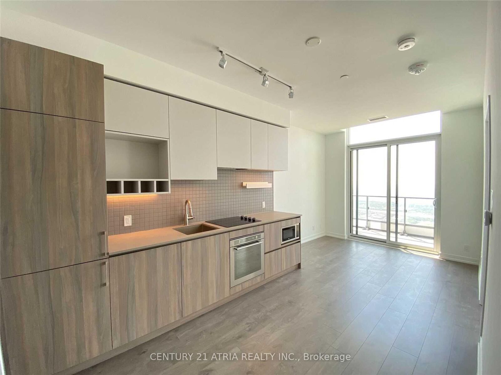 Property Photo: 950 Portage Parkway Ph07 ON L4K 0J7