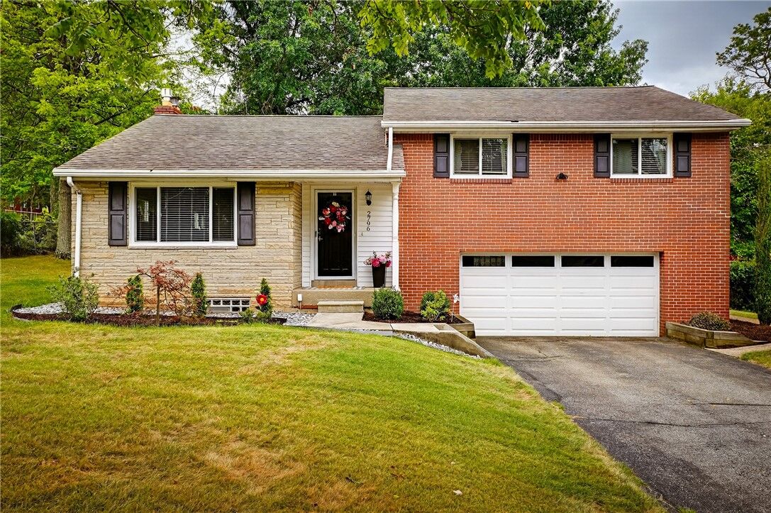 Property Photo:  2796 Clearview Rd  PA 15101 
