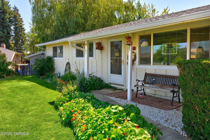 Property Photo:  1102 W Naches Ave  WA 98942 