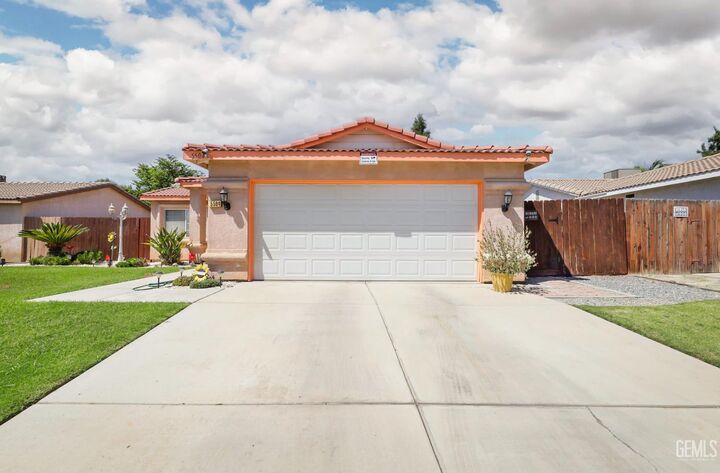 Property Photo:  5504 San Mateo Drive  CA 93307 
