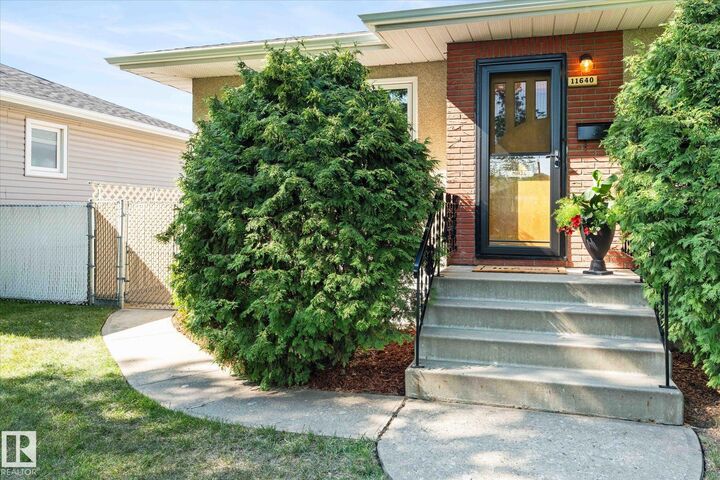 Photo de la propriété:  11640 136 Street NW  AB T5M 1M8 