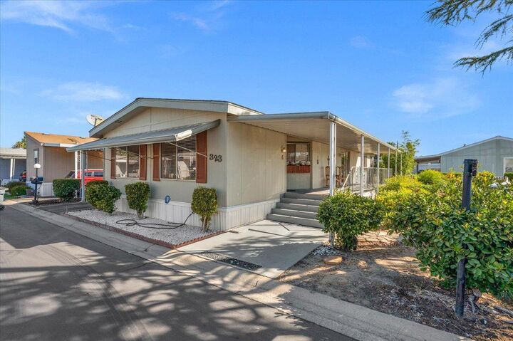 Property Photo:  2706 W Ashlan Avenue 323  CA 93705 