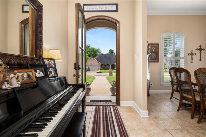 Property Photo:  305 Ledet Drive  LA 71457 