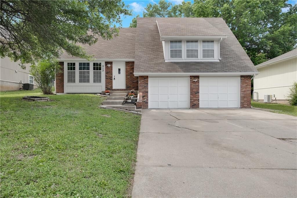 Property Photo: 513 Forestglen Lane KS 66043