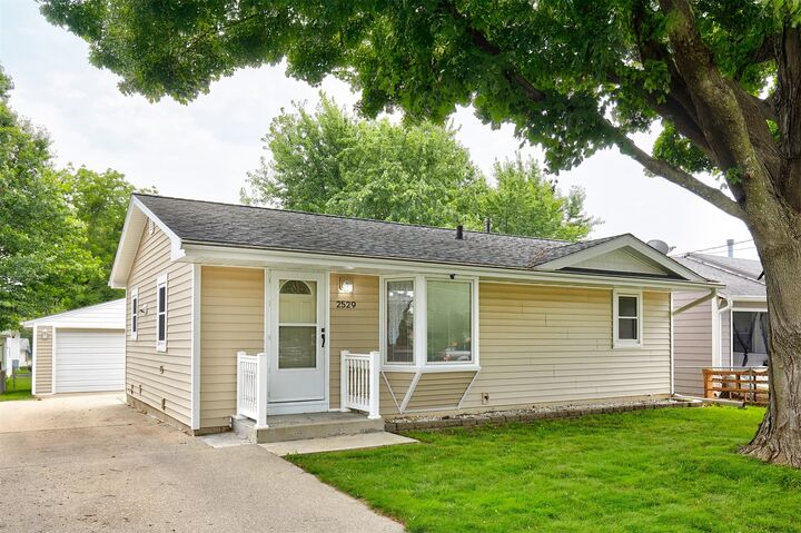 Property Photo:  2529 Williams Street  IA 50317 