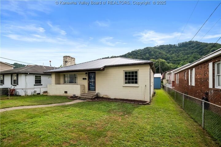 8811 California Avenue  Marmet WV 25315 photo