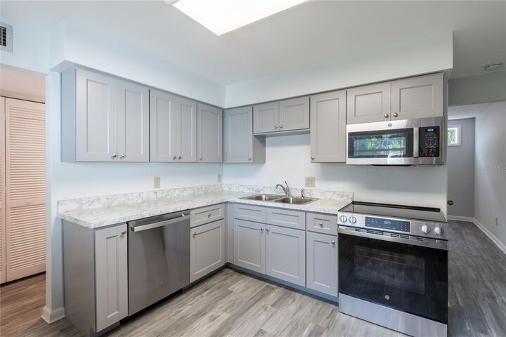 Property Photo: 3202 W De Leon Street B FL 33609