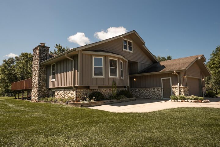 Property Photo:  W370s4885 Pine View Ln  WI 53118 