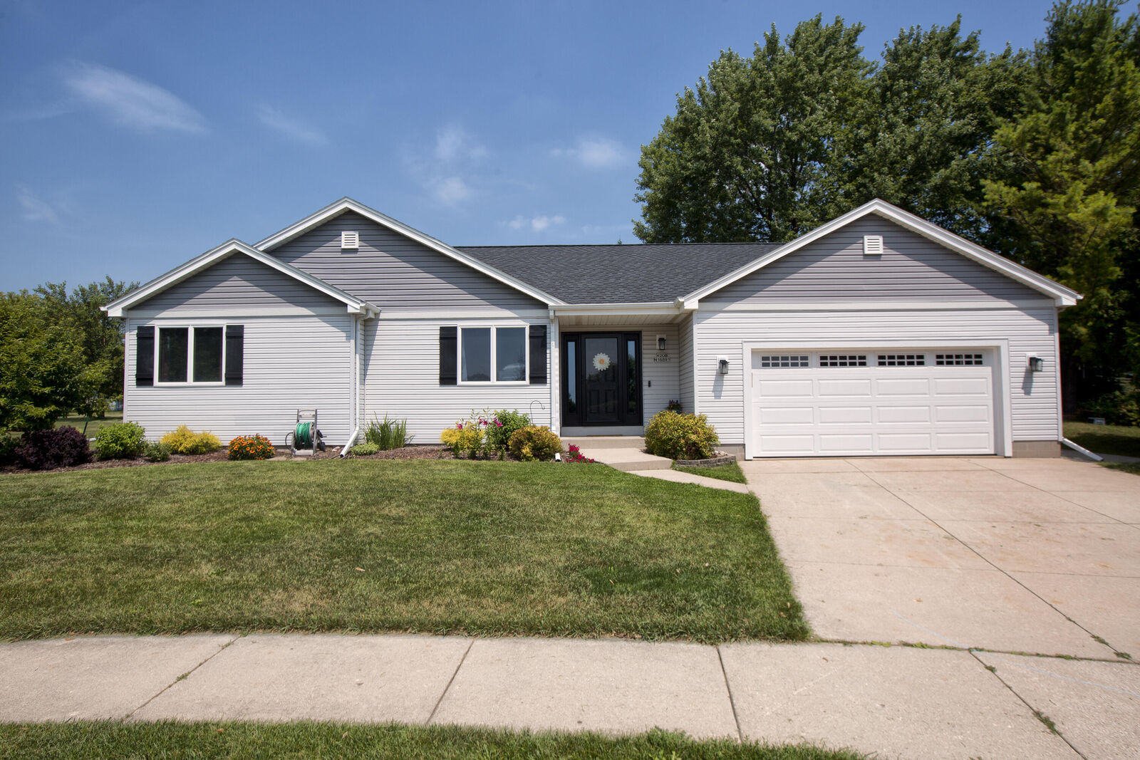Property Photo: W208n16591 Celtic Ct WI 53037