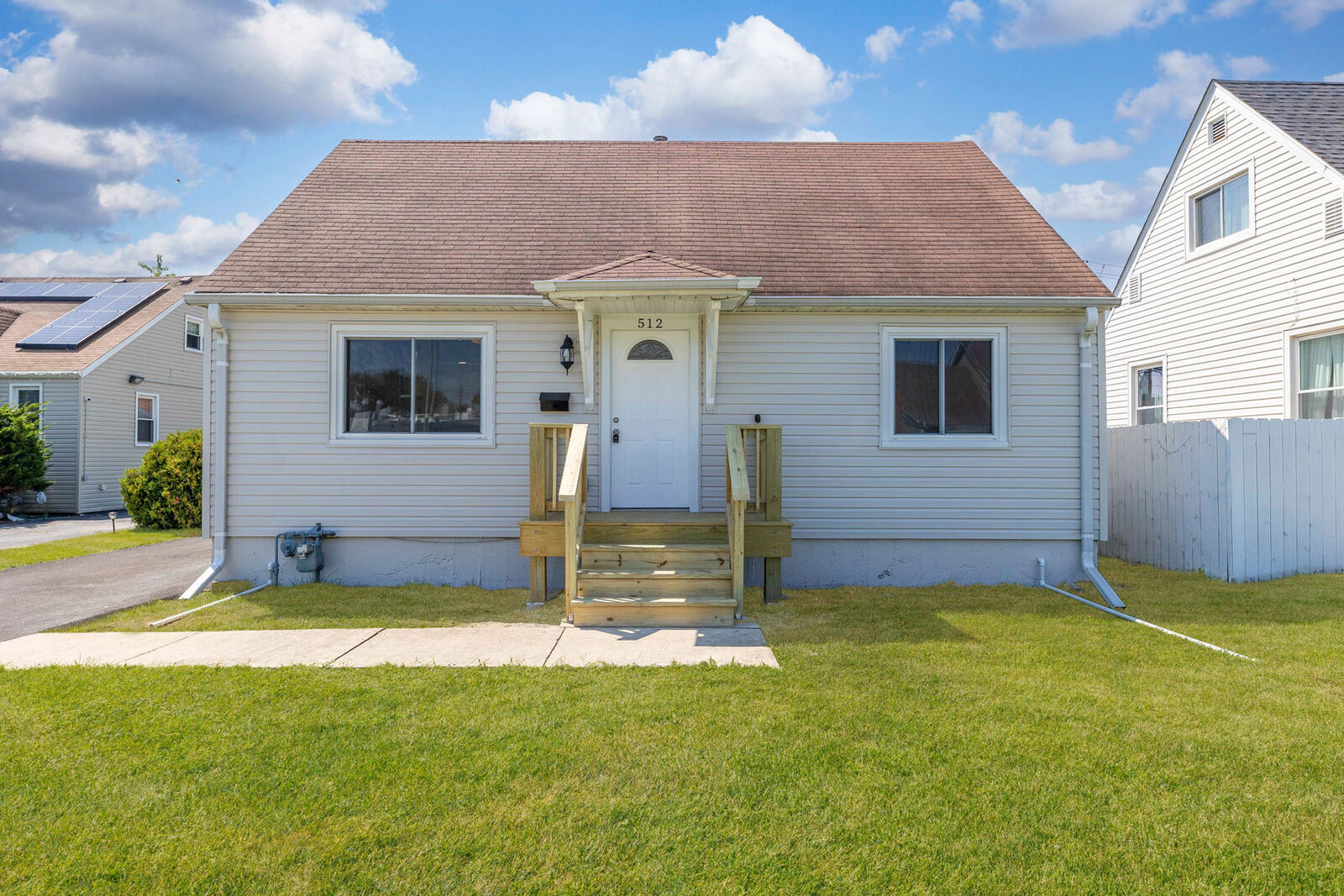 Property Photo:  512 Englewood Avenue  IL 60104