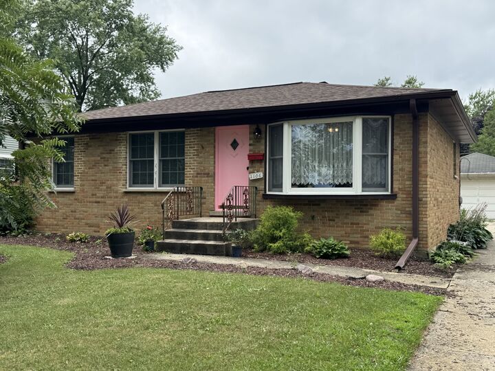 1106 S Robert Drive  Mount Prospect IL 60056 photo