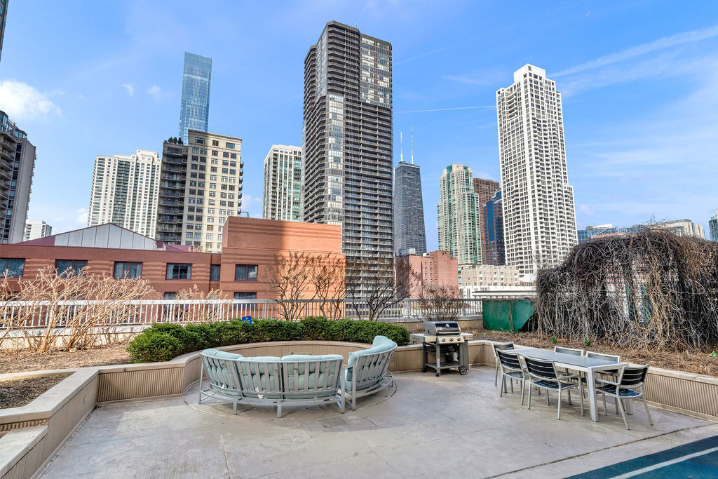 Property Photo: 545 N Dearborn Street 2202 IL 60654