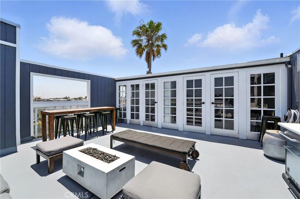 Property Photo:  33 Reef Street 8  CA 90292 