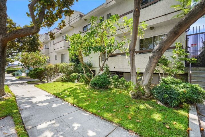 Property Photo:  305 E Valencia Avenue  CA 91502 