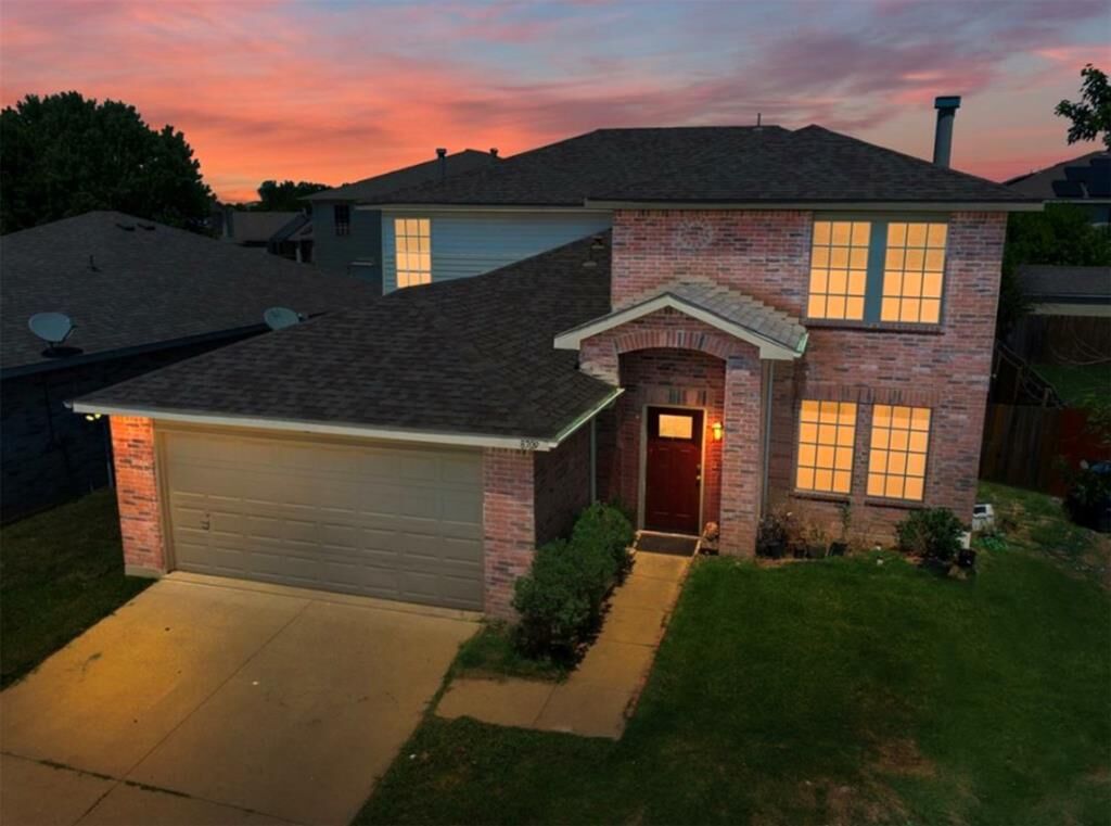 Property Photo: 8709 Hunters Creek Drive TX 76123