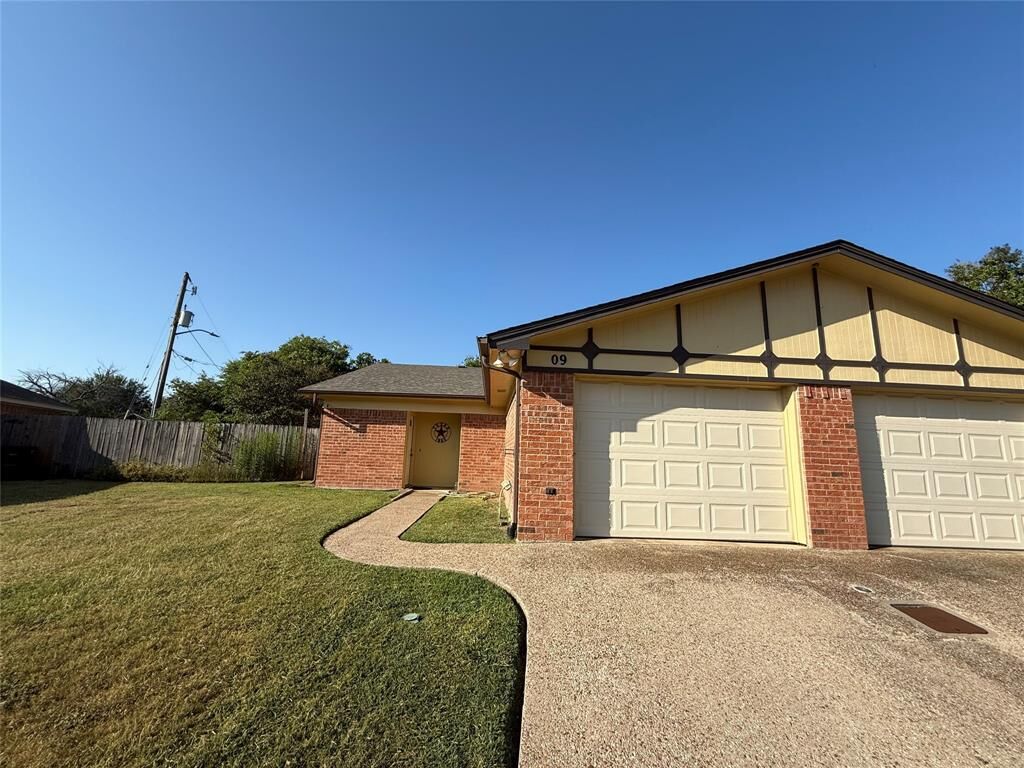 Property Photo: 11909 Metmora Court TX 76008