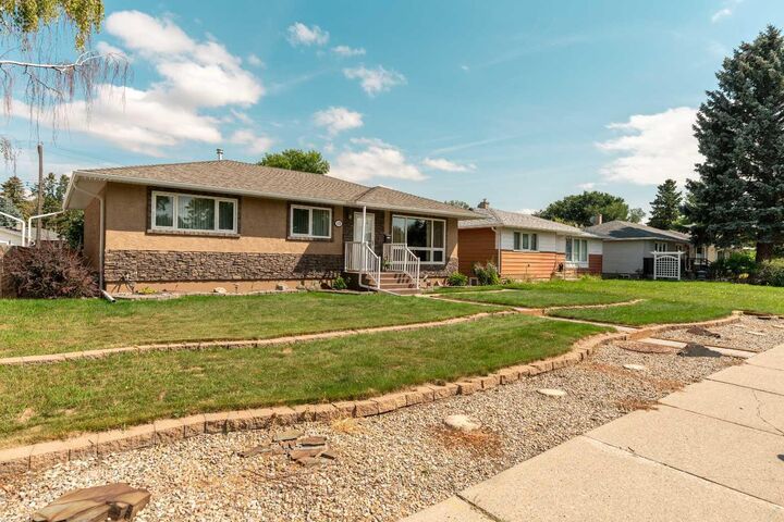 Property Photo: 1029 20 Street S AB T1K 2C8