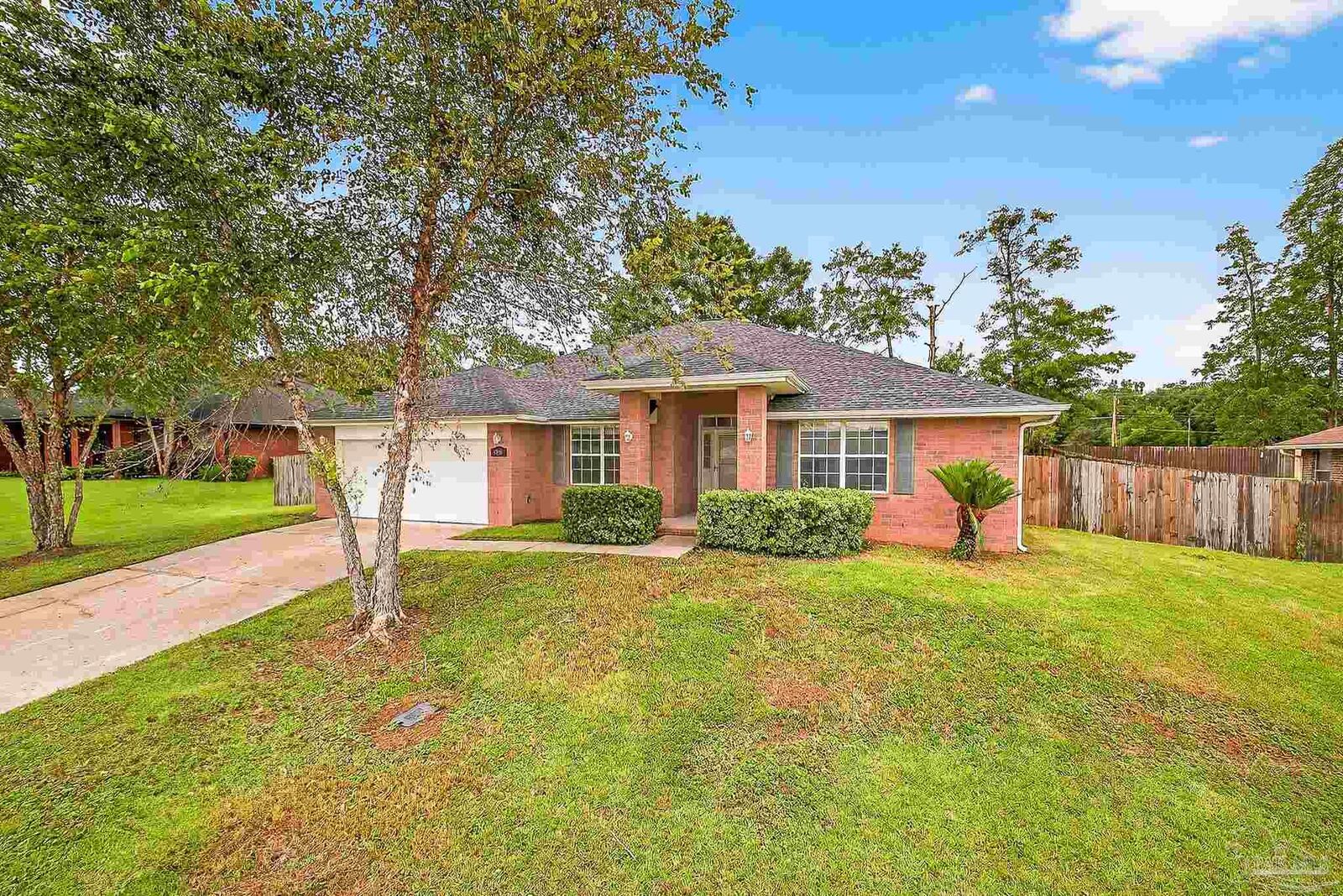 Property Photo: 1590 Twin Pines Cir FL 32533