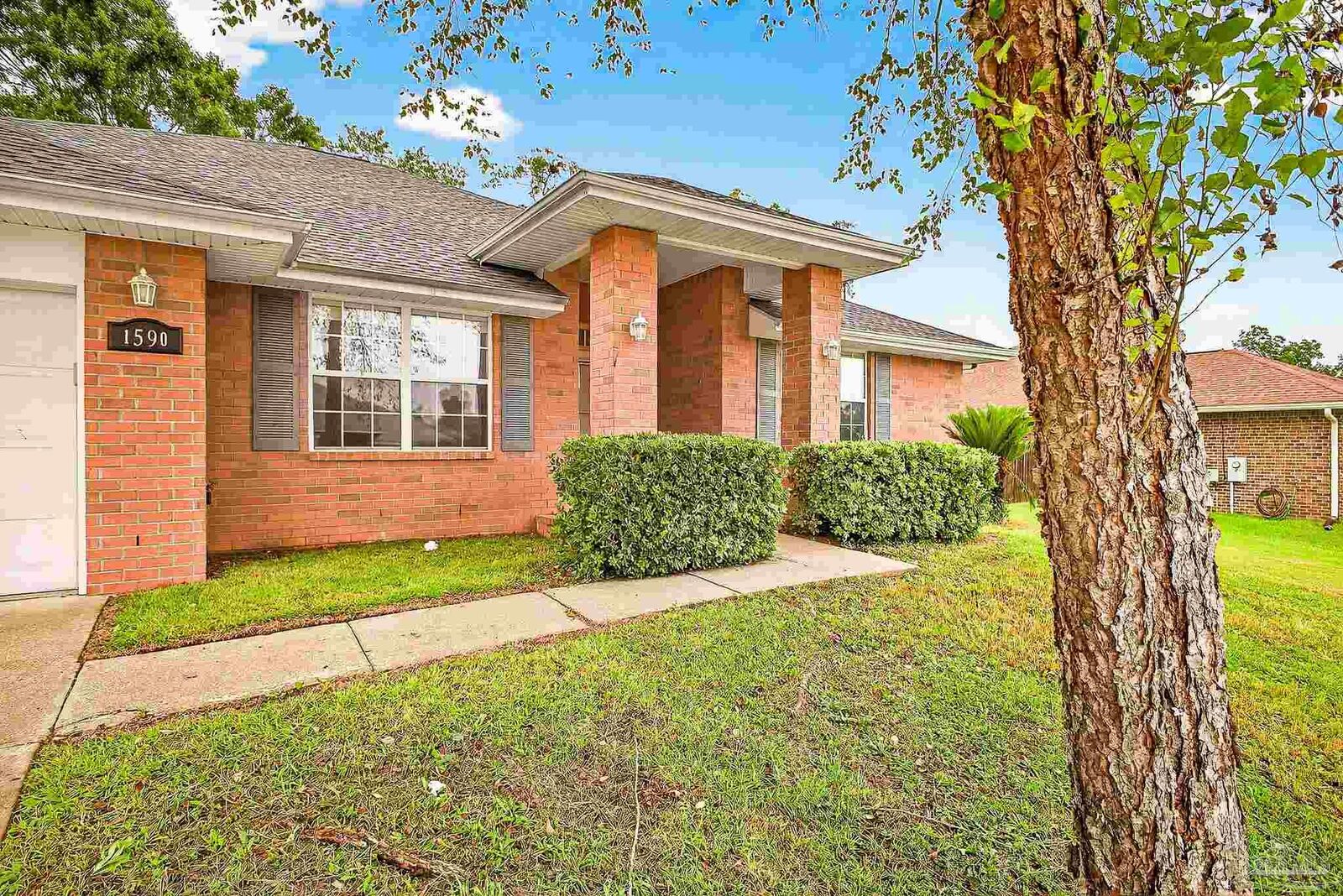 Property Photo:  1590 Twin Pines Cir  FL 32533 