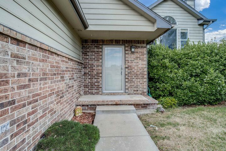 Property Photo: 1910 Summerwood Ct KS 67052