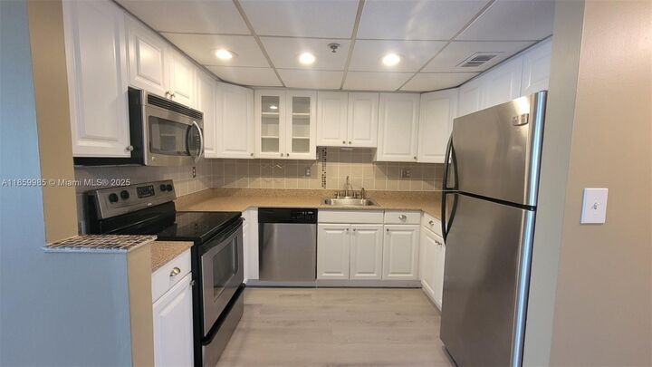 Property Photo:  3300 W Rolling Hills Cir 303  FL 33328 
