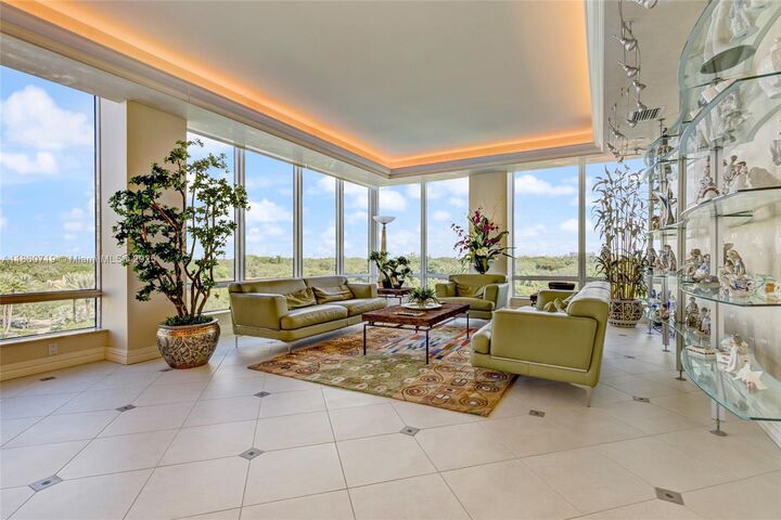 Property Photo: 60 Edgewater Dr 7H FL 33133
