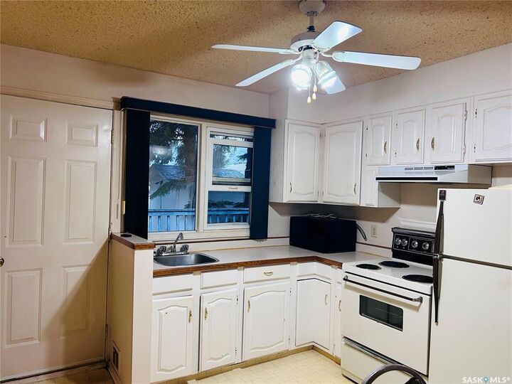 Property Photo:  843 2 Street E  SK S6V 0G2 