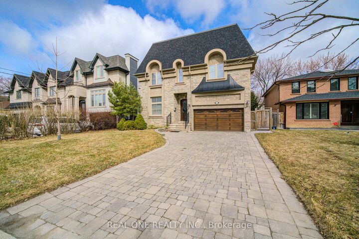 Photo de la propriété: 210 Maplehurst Avenue ON M2N 3C2