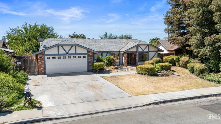 4705 La Mirada Drive  Bakersfield CA 93309 photo