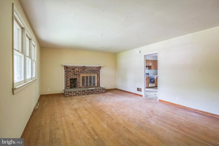 Property Photo:  210 Beechwood Road  DE 19809 