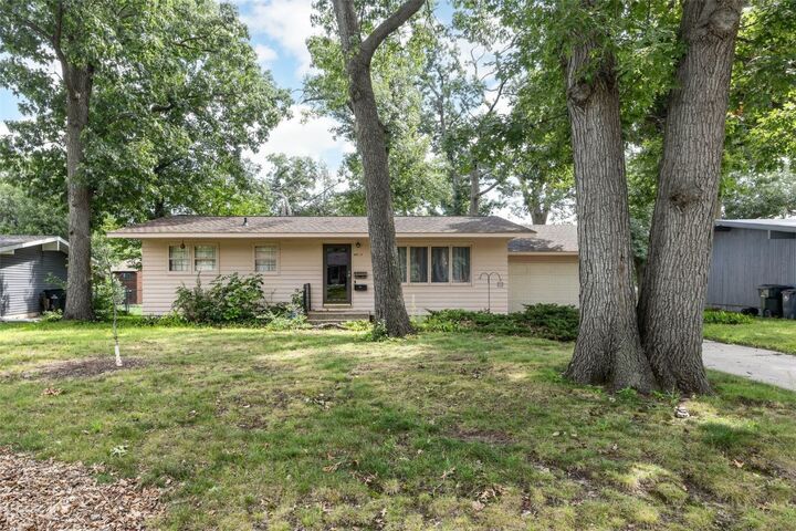 4424 Fairlane Drive NE  Cedar Rapids IA 52402 photo